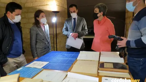 Al fondo y de izda. a dcha la delegada de Cultura, Cristina Casanueva, el delegado de Empleo, &Aacute;ngel Herrador, y la responsable del Archivo provincial, Alicia C&oacute;rdoba