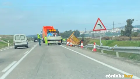 Salida de v&iacute;a de un cami&oacute;n en la N-432