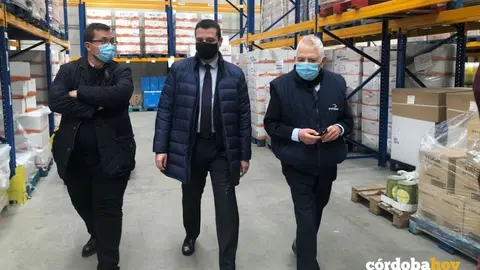 El alcalde en su visita al banco de alimentos
