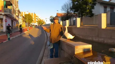 Paco de la Rosa y el pato 'Piti' en la fuente