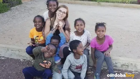 Olivia Roman con sus ni&ntilde;os y ni&ntilde;as de Etiop&iacute;a
