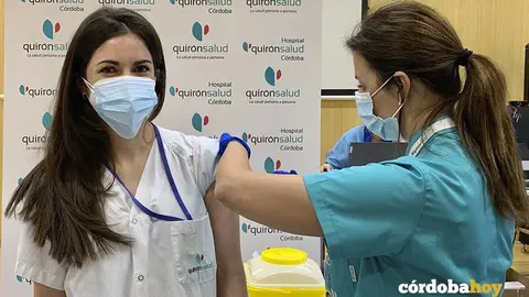 Vacunaci&oacute;n de Ana Romero Gandul, m&eacute;dico de Urgencias del Hospital Quir&oacute;nsalud C&oacute;rdoba