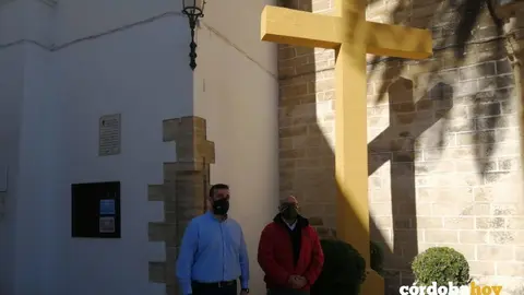 Rafael Saco y Alejandro Hern&aacute;ndez junto a la cruz del convento de las Descalzas de Aguilar