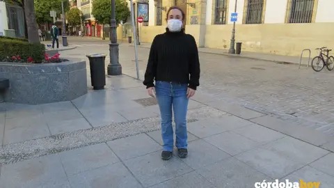 Ana Naranjo hoy en las Tendillas con el Instituto G&oacute;ngora al fondo
