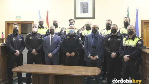  Rafael Blancar, junto al alcalde, d ... adana y parte de sus compa&ntilde;eros