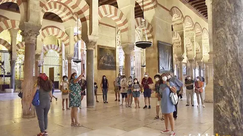 Turistas con mascarilla en el interior de la Mezquita-Catedral