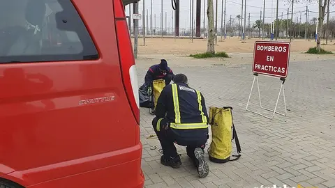 Pr&aacute;cticas de los bomberos en el Arenal, en una imagen de archivo