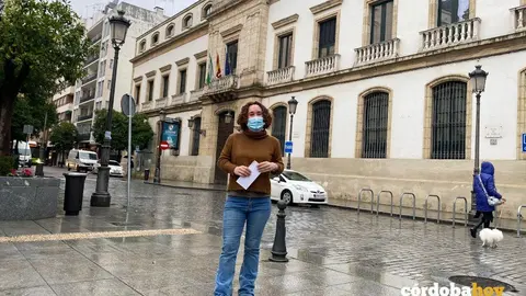 Ana Naranjo en las Tendillas, con el Instituto G&oacute;ngora a sus espaldas