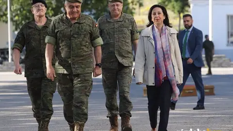 La ministra de Defensa, Margarita Robles, junto al Jefe de Estado Mayor del Ej&eacute;rcito de Tierra (JEME), el general Francisco Javier Varela Salas
