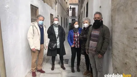 El concejal de Urbanismo junto a representantes vecinales en la calle Vino Tinto
