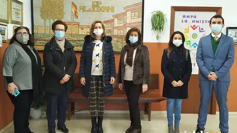 Inmaculada Troncoso (tercera por la izquierda) en su visita al CEIP Aljoxan&iacute;