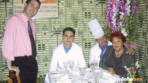 Maribel B. Romero y Jos&eacute; Ramos, con los hijos de &eacute;ste en La Alcar&iacute;a