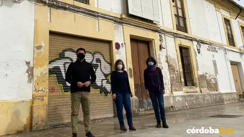 Pedro Garc&iacute;a, Alba Doblas y Amparo Pernich ante el n&uacute;mero 4 de San Agustin