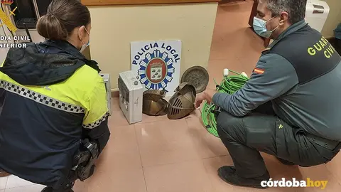 Polic&iacute;a Local de Baena y Guardia Civil con el material recuperado