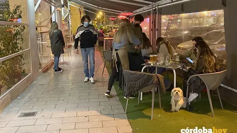 Terrazas en el primer d&iacute;a de mano abierta de hosteler&iacute;a