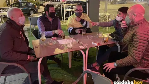Terrazas en el primer d&iacute;a de mano abierta de hosteler&iacute;a
