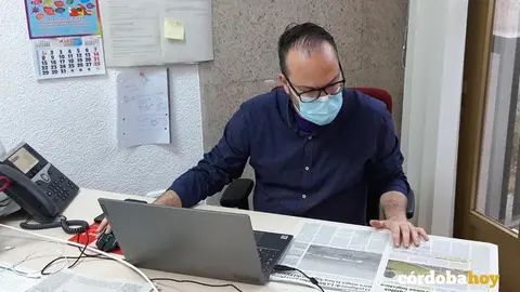 Juan Ac&aacute;ntara en el despacho del Ayuntamiento revisando informaci&oacute;n sobre log&iacute;stica