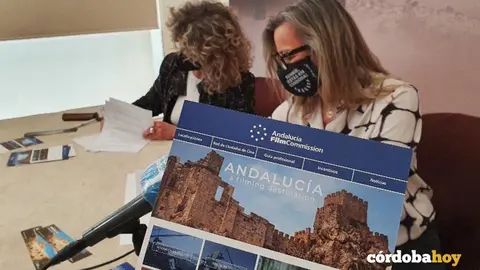 Piluca Querol e Isabel Alb&aacute;s en la firma del convenio