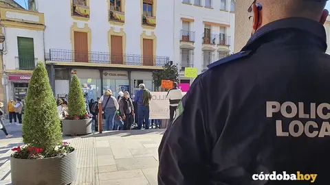 Agente de la Polic&iacute;a Local controlando una concentraci&oacute;n a las puertas del Ayuntamiento