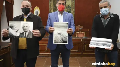 Los invetigadores con el resultado en la Diputaci&oacute;n