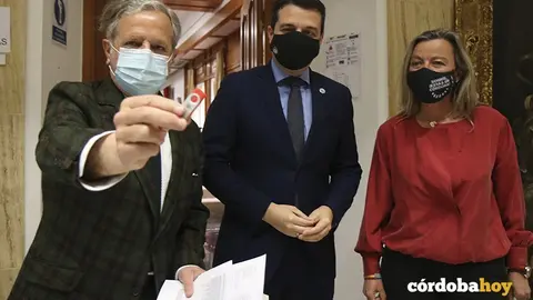 Salvador Fuentes muestra el pendrive de las cuentas municipales de 2021 FOTO RAFA MELLADO SENIOR