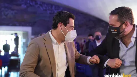 Juanma Moreno saluda a Adolfo Molina en el 16 Congreso Provincial del PP cordob&eacute;s