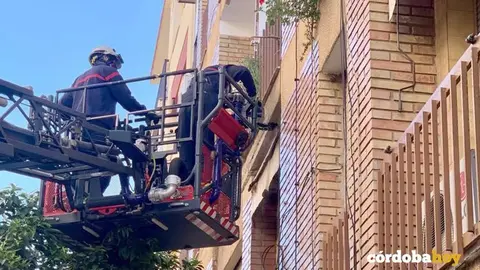Saneado de fachada de los bomberos en la calle L&oacute;pez Amo FOTO CORDOBAFIRE