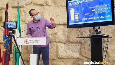 Juan Alc&aacute;ntara durante la rueda de prensa