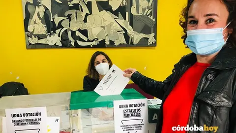 Ana Naranjo vota en la Federal de IU