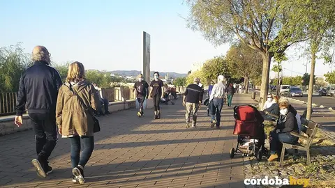 Paseantes en la acera que da al r&iacute;o de la Avenida de Fray Albino