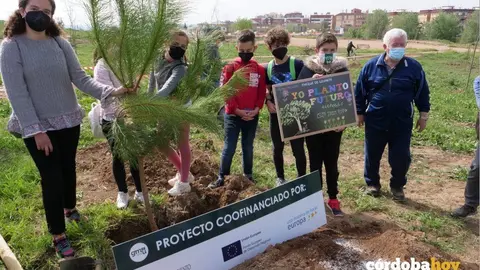 Escolares plantando &aacute;rboles en el Parque de Levante