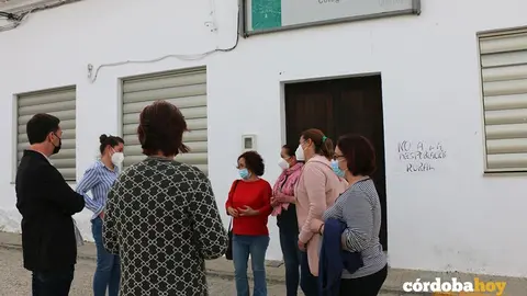 Ana Naranjo (de rojo) y Catalina Barrag&aacute;n delante del colegio Quercus