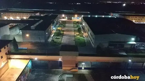 Imagen nocturna del interior de la Prisi&oacute;n de C&oacute;rdoba