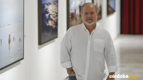 Jos&eacute; Mar&iacute;a Mellado posa para C&oacute;rdoba Hoy en su exposici&oacute;n por la Bienal de Fotograf&iacute;a