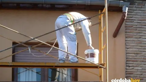 Trabajador en un andamio