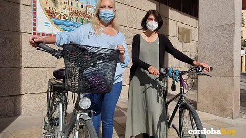 Crsitina Pedrajas y Amparo Pernichi con sus biciceltas