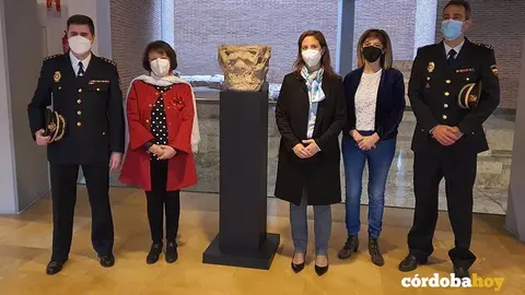 Entrega del capitel del siglo II despu&ntilde;es de Cristo al Arqueol&oacute;gico de C&oacute;rdoba
