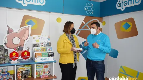 La concejala Blanca Torrent junto al consejero delegado de &Aacute;tomo Games, Ra&uacute;l L&oacute;pez