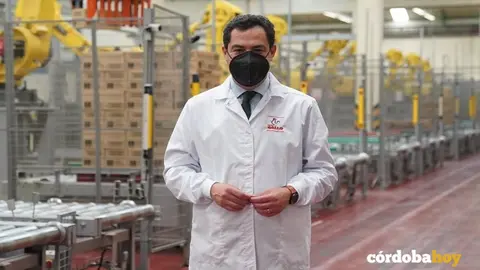 Juan. Manuel Moreno en la f&aacute;brica de Pastas Gallo de El Carpio