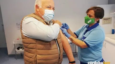 El consejero de Salud, el cordob&eacute;s Jes&uacute;s Aguirre, vacun&aacute;ndose