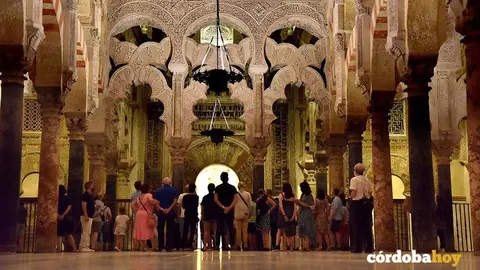 Turistas en la visita nocturna a la Mezquita-Catedral