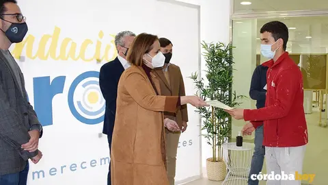 Blanca Torrent entrega uno de los t&iacute;tulos de Fundaci&oacute;n Prode