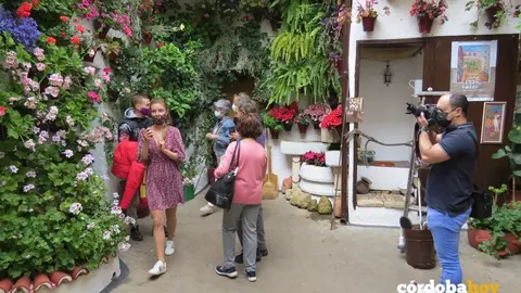 Visitantes en un Patio de C&oacute;rdoba