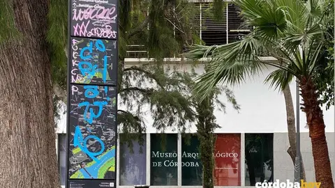 Mupi o panel tur&iacute;stico vandalizado junto al Museo Arqueol&oacute;gico, en una imagen de archivo