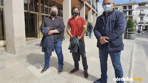 Emiliano Martos, Gabriel Merch&aacute;n y Miguel Mart&iacute;nez,a las puertas del Ayuntamiento