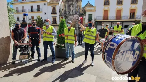 Protesta de polic&iacute;as y bomberos ante el Ayuntamiento