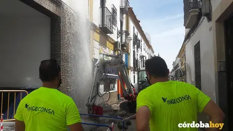 Dos operarios de las obras empapados tras el revent&oacute;n de la tuber&iacute;a de Emacsa
