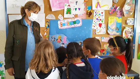 Inmaculada Troncoso visita el CEIP Genil