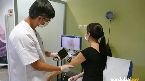 El doctor Antonio Tejera durante una consulta de seguimiento en el Hospital San Juan de Dios de C&oacute;rdoba