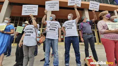 Manifestaci&oacute;n en defensa de los centros c&iacute;vicos